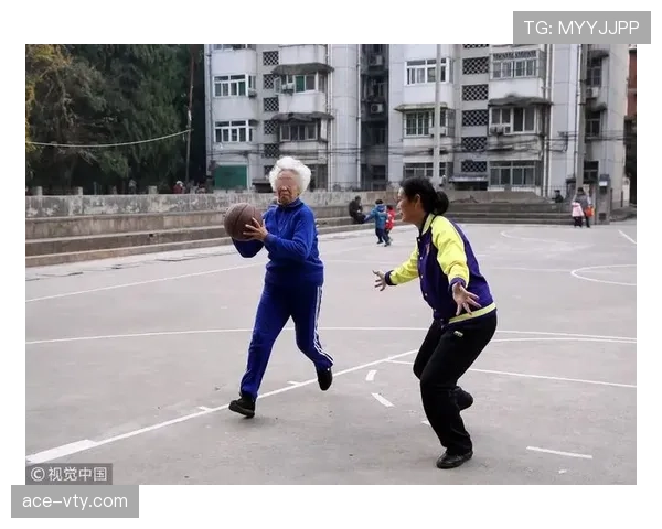 篮球防守圆柱体扩展规则常见误区解析，带你正确理解合法防守范围