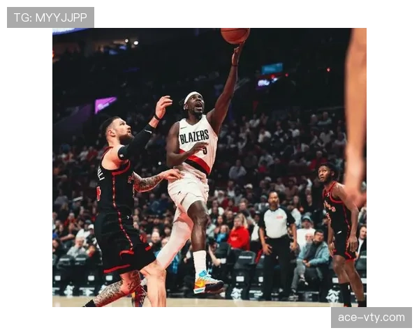 霍勒迪突破制造优势提升球队关键时刻得分效率